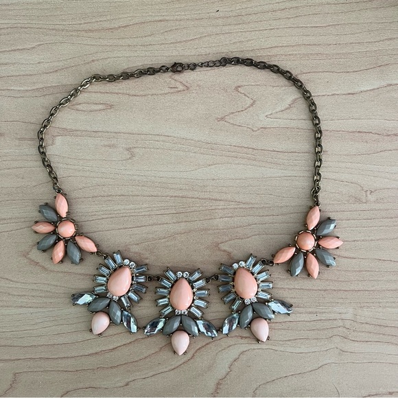 ⭐️ Pink and Gray Floral Cluster Costume Necklace - Picture 1 of 3